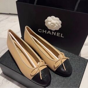 CHANEL Beige and Black Bow Flats